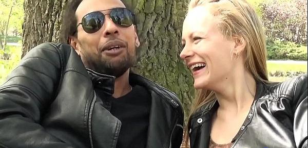  Swanie, jolie blonde enculée par son mec black